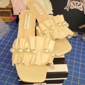 Camel Threads Pearl Beige Slide Sandals Size 9 Brand New